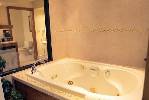 Sybaris Pool Suites Indianapolis In