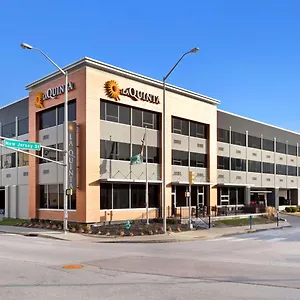 Hotel La Quinta & By Wyndham Downtown