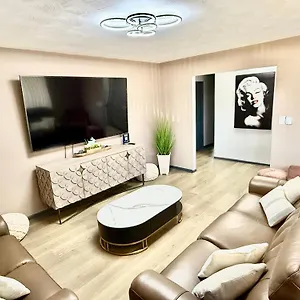 Delightful 3 Bedroom Apartment *