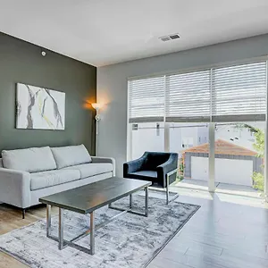 Modern Chic 2 Bedroom Apartment By Stay Gia