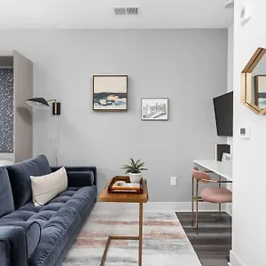 In The Center Of Downtown By Cozysuites Apartment