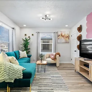 Walk To Butler, Luxury Home! Game & Gym - 10mins Downtown Holiday home